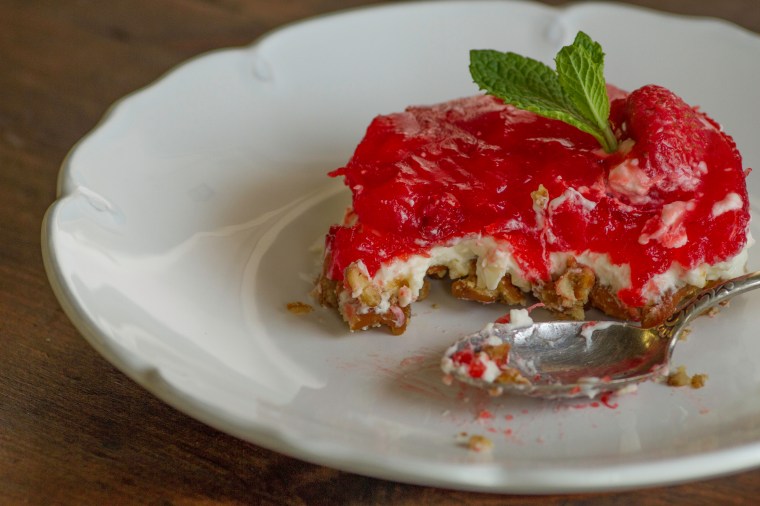 strawberry pretzel salad desset 