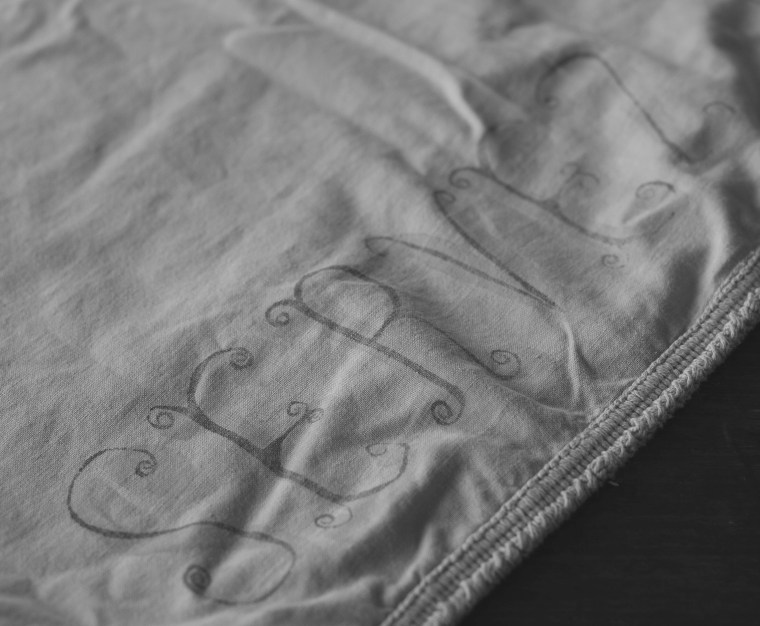 a very old table cloth of my great-grandmothers... servez-vous! 